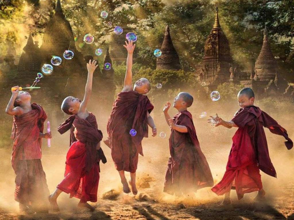 tibetan-child-monks-bubbles